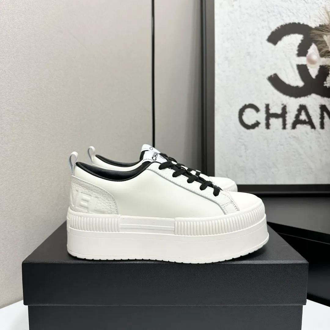 👟👟Ex-factory price 560👟👟Chanel Panda Shoes! 2025 counter's top casual sports shoes. This classic design; the upper is electro-embroidered with a variety of techniques; the outsole is fashionable and sporty; the unusual inclusion of a variety of color matching elements... The diversified mix and match is very good-looking and versatile, and can be used for leisure, fashion, sports, and outdoor... ꫛꫀꪝ Go➫ Materials: ❶Upper made of: original imported first-layer silk cowhide + original waterproof cloth + original first-layer cowhide ❷Inner lining: Breathable mesh ❸ Outsole based on: original TPU combination outsole, full set of boutique packaging for women 35–41